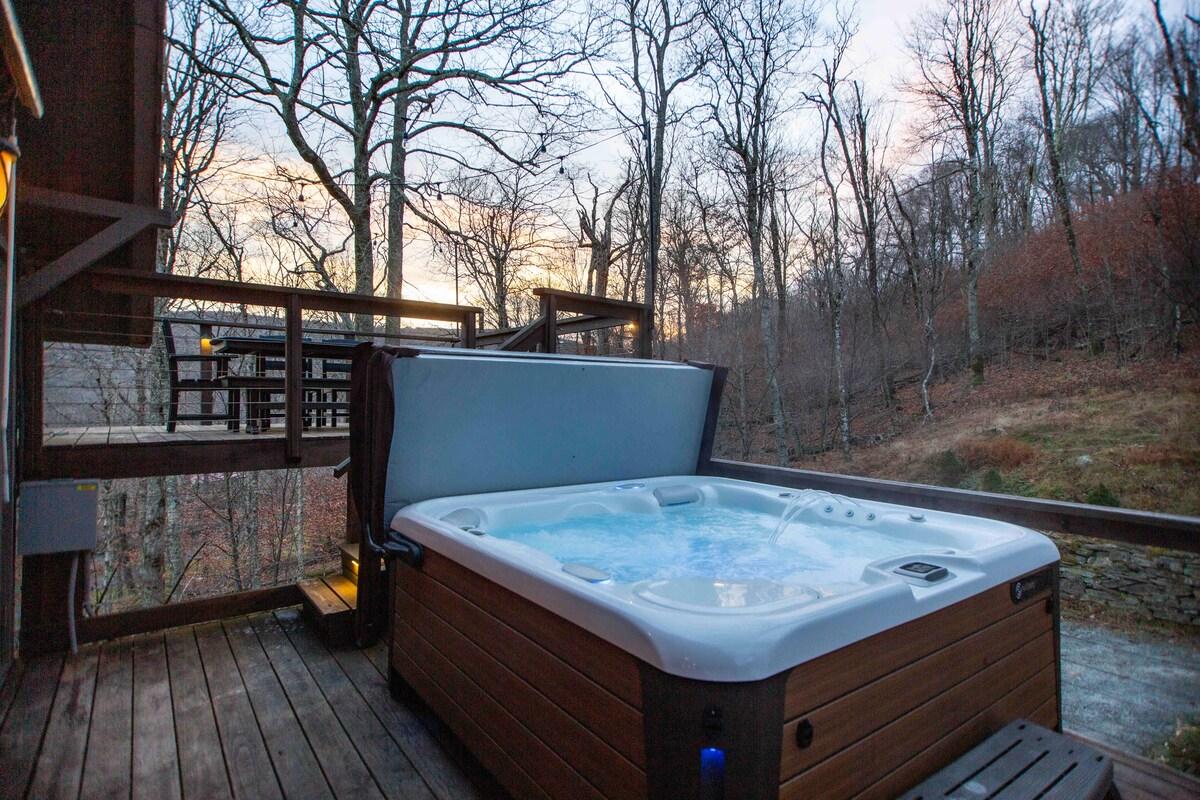 Hot tub at Serene Haus